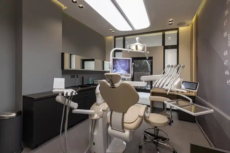 Justiça Nega Vínculo Empregatício a Dentista por Falta de Comprovação de Subordinação