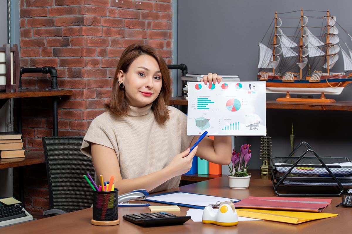 Empresário satisfeito trabalhando em seu notebook, simbolizando o crescimento do negócio com o apoio da contabilidade.
